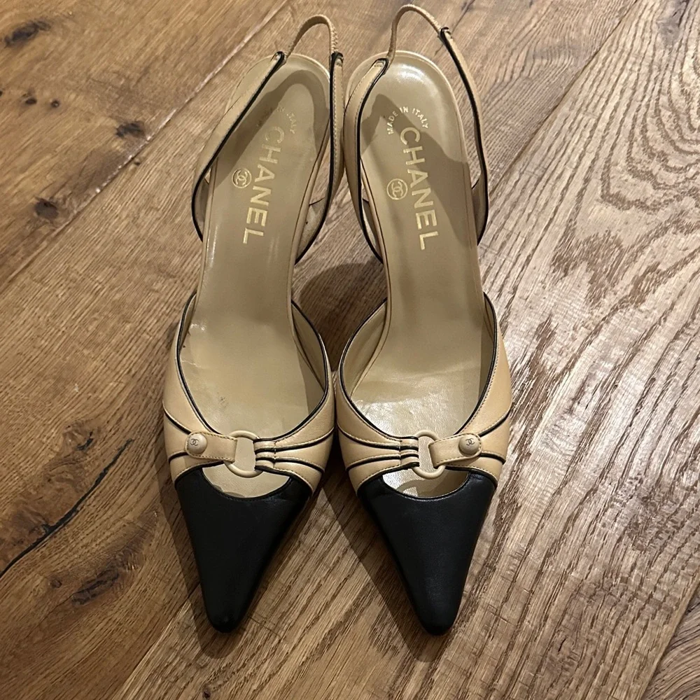 CHANEL Vintage Two-Tone Black and Cream Heels 39 - Picture 2 of 12